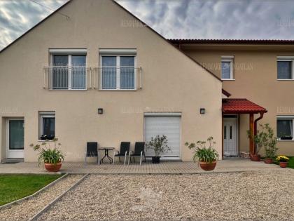 Eladó 300 m2 családi ház, Győr, Győr-Révfalu