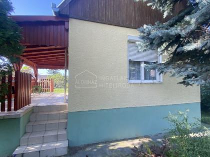 Győrszentiván kertvárosi lakható hétvégi ház eladó