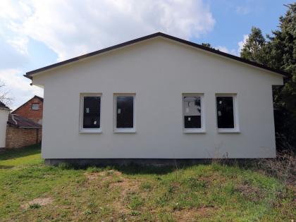 Győrújbaráton szerkezetkész családi ház nagy telekkel szuper áron eladó!